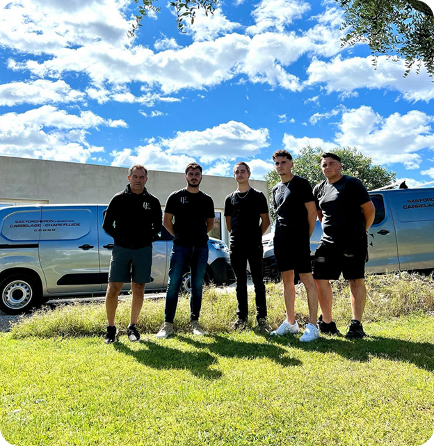 entreprise de carrelage, Cinq hommes debout devant deux camionnettes d'entreprise sous un ciel nuageux à Saint-Nazaire-de-Pezan près de Montpellier dans l'Hérault 34