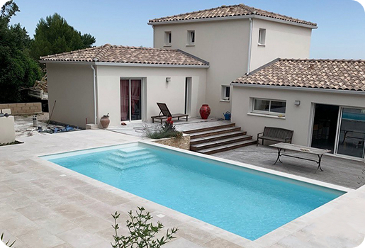 artisan carreleur, Piscine extérieure et terrasse avec maison moderne au toit de tuiles à Saint-Nazaire-de-Pezan près de Montpellier dans l'Hérault 34