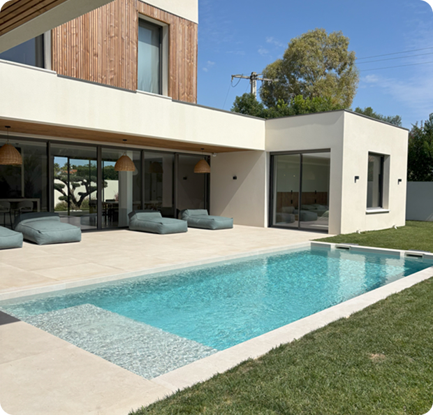 Maison moderne avec piscine, pelouse, et terrasse ensoleillée à Saint-Nazaire-de-Pezan près de Montpellier dans l'Hérault 34