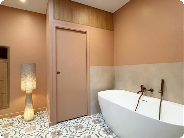 carrelage Salle de bain moderne rose et beige avec baignoire, porte et lampadaire à Saint-Nazaire-de-Pezan près de Montpellier dans l'Hérault 34