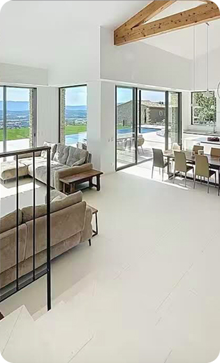 Spacieuse villa moderne avec baies vitrées, vue sur la nature, salon et salle à manger à Saint-Nazaire-de-Pezan près de Montpellier dans l'Hérault 34