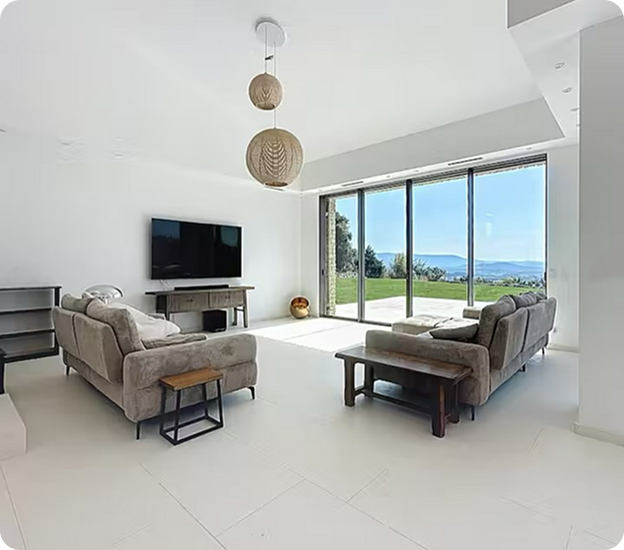 carrelage effet pierre Salon moderne avec canapés, télévision et vue panoramique sur la montagne à Saint-Nazaire-de-Pezan près de Montpellier dans l'Hérault 34