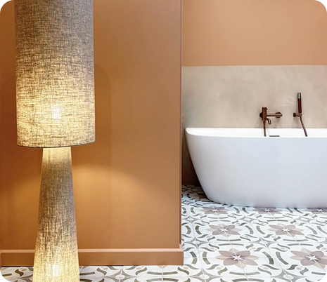 Lampadaire devant une salle de bain avec baignoire et carrelage décoratif à Saint-Nazaire-de-Pezan près de Montpellier dans l'Hérault 34