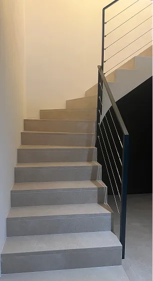 habillage d'escalier en pierre et en carrelage à Saint-Nazaire-de-Pezan près de Montpellier dans l'Hérault 34