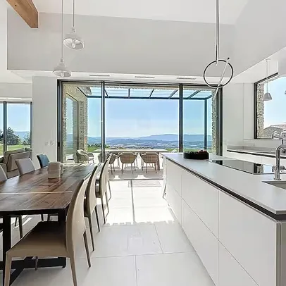 Cuisine moderne avec table à manger et vue panoramique sur un paysage montagneux à Saint-Nazaire-de-Pezan près de Montpellier dans l'Hérault 34