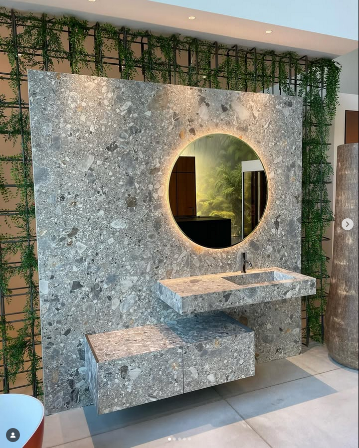 Pose de carreaux XXL chez @intuitiondarchis nouveau magasin de cuisine, bain et aménagement à Mauguio