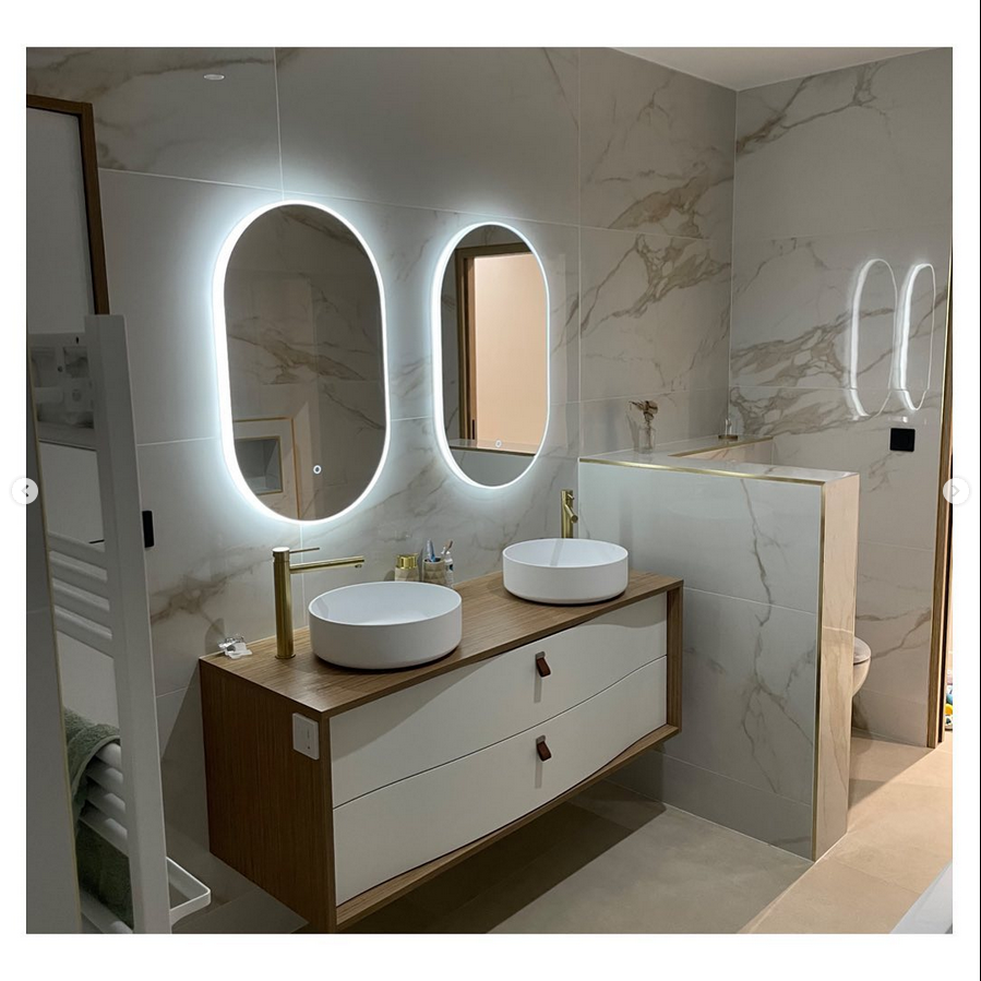 Salle de bain imitation marbre 60x120 et baguettes dorées