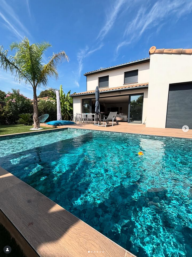 Chape fluide et pose d’imitation parquet avec baie vitrée seuil encastré